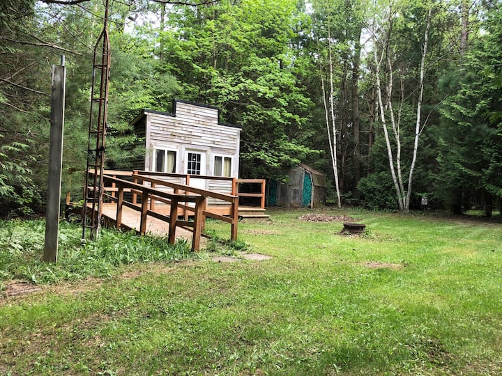 **Wheel Chair Accessible**The "DelightfulCabin" with 2 double beds + 1