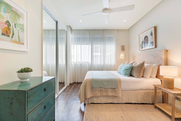 Втората спална соба има брачен кревет (широк 150-179 см) и доволно простор за чување на вашите работи.