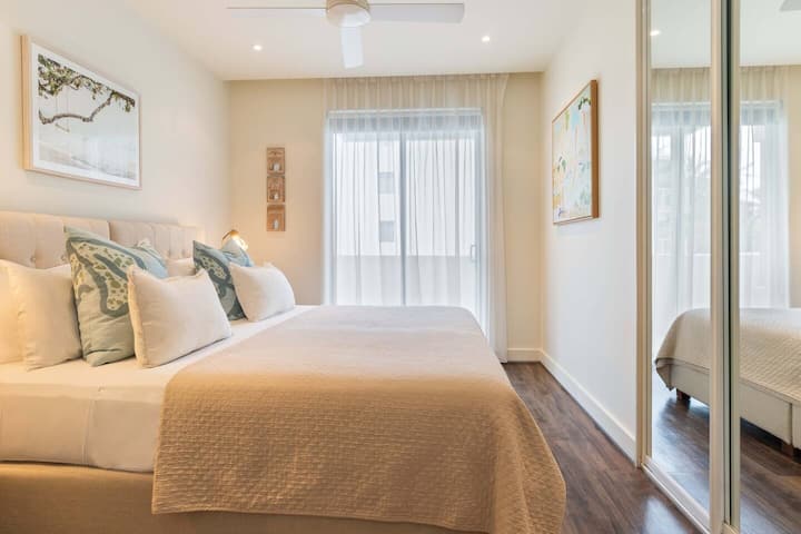 Третата спална соба нуди два единечни кревета, кои може да се спојат за да се создаде брачен кревет (широк 150-179 см) на барање и директен пристап до балконот