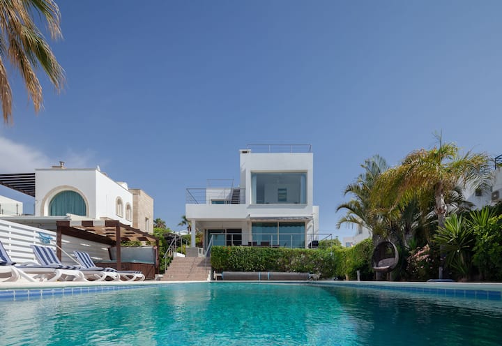 R 1440 Infinity Villa With Garden View, Private Balcony & Mountain View. - Paphos