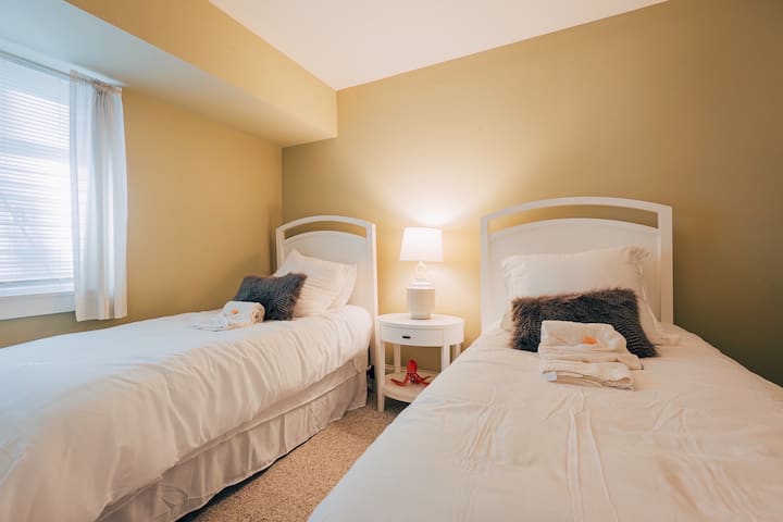 Chambre de niveau inférieur parfaite pour les amis, les enfants, qui que ce soit. Salle de bain attenante (également accessible depuis le couloir).