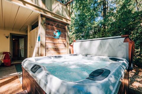 Escape to magical wooded cottage with hot tub