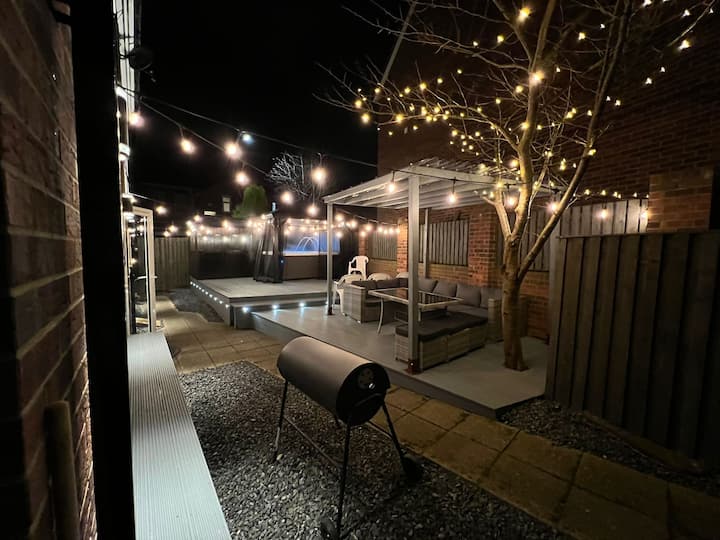 Numero Uno  Aparthouse 10bed*Hot Tub* free parking