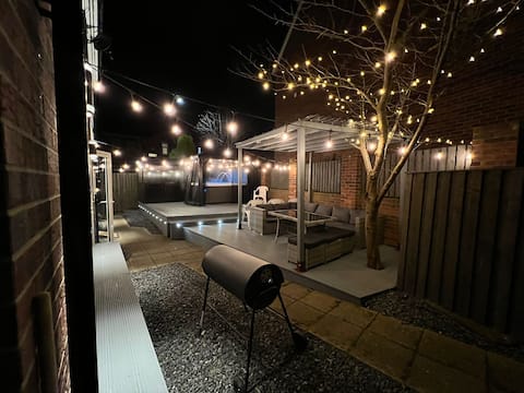 Numero Uno  Aparthouse 10bed*Hot Tub* free parking