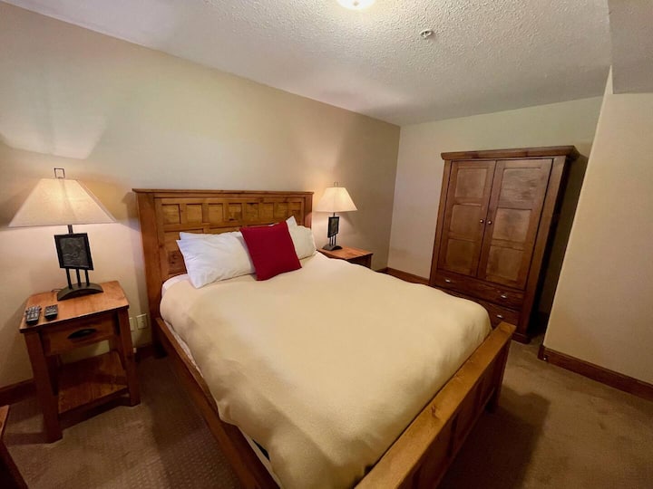 Chumba cha kulala #2. Chumba cha Malkia cha ghorofa ya chini kilicho na Televisheni ya Cable na kitanda cha starehe ajabu.