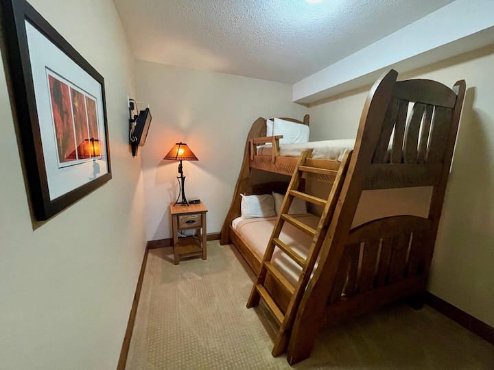 Chumba cha kulala #3.  Ghorofa ya Chini, na Pacha Juu ya Ghorofa Mbili.  Chumba hiki kina pazia la faragha la kukitenganisha na "Rec-Room" 