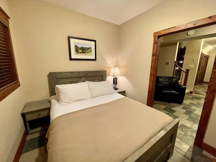 Chumba cha 4 cha kulala kilicho na kitanda na godoro jipya la Queen.