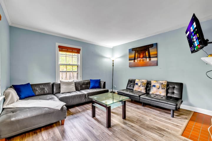 Mid-term Ready | 4br Home, Fast Wifi, Pet-friendly - Rockford, IL