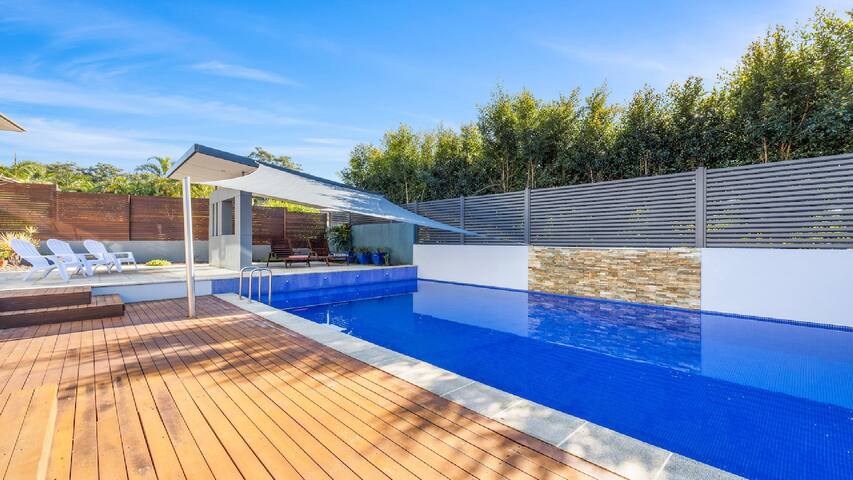 Lumière – Large Modern Family Home, Pool, Beach