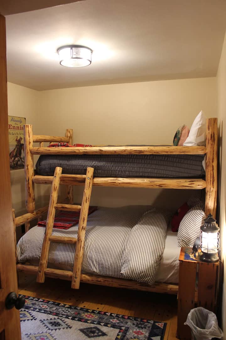 Двойно легло над двуетажни легла. В тази спалня може да се настани до 3 - ма души.