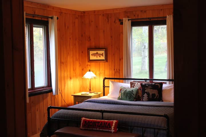 Основната спалня е за двама в голямо двойно легло.