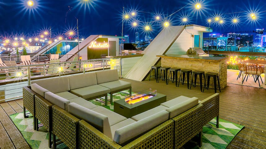 Premium Downtown Property! Amazing Rooftop 14 Beds