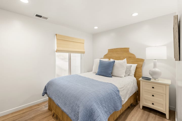 Საძინებლის ნომერი სამი დედოფალთან და კომპლექტთან ერთად