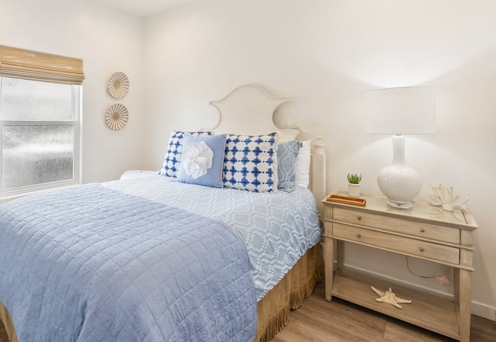 Ნომერ პირველი საძინებელი საწოლითა და მთავარი სართულით