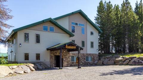 The Bear Den: Lux Lodge/Hot Tub/9BR/8BATH/34Guests