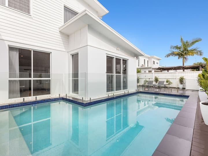 Sunrise Mansion with Pool - 6 bedrooms
