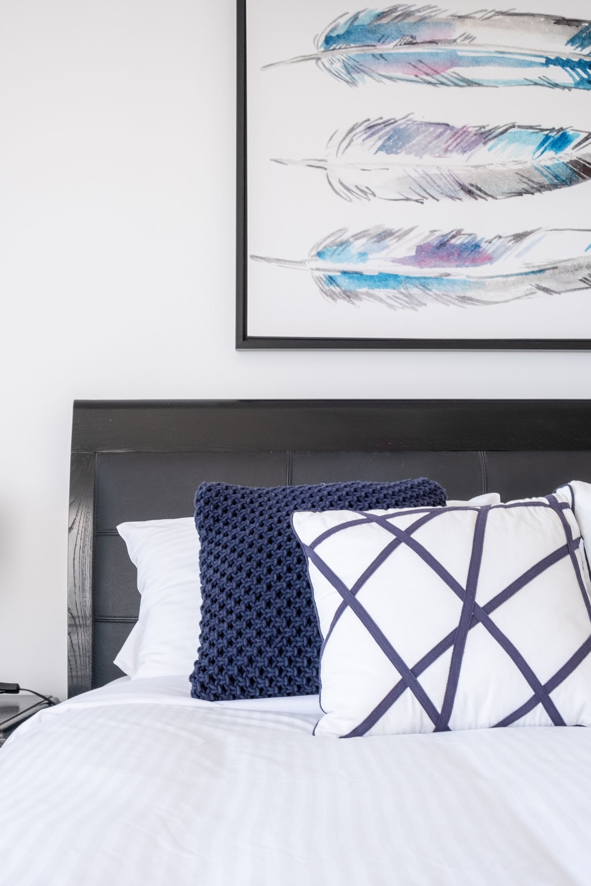 בחדר שינה 2 יש מיטת קינג סייז מפוארת ונוף מדהים לים.