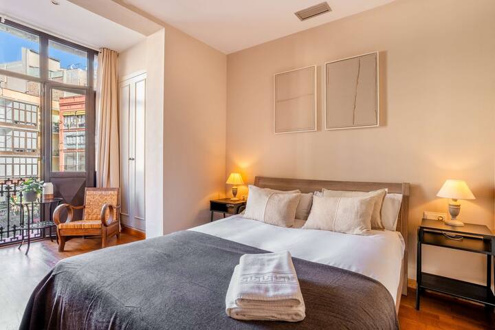 Elegant and historic 3BD in Pl Urquinaona! gallery image 5