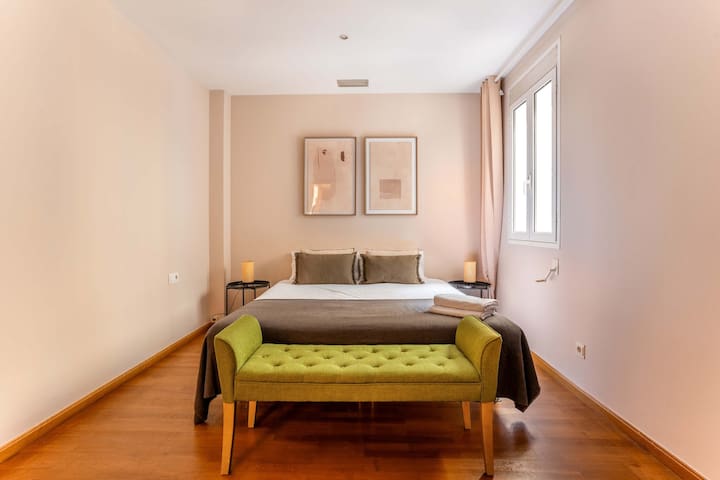 Elegant and historic 3BD in Pl Urquinaona!