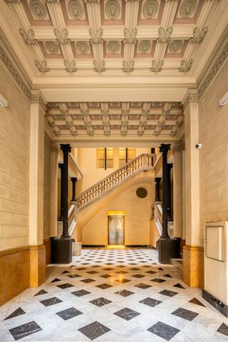 Elegant and historic 3BD in Pl Urquinaona! gallery image 3