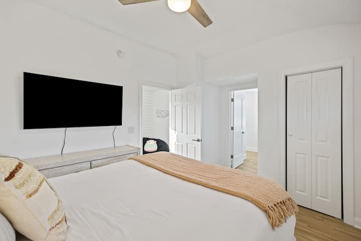 Dhoma e gjumit 7: Krevat dopio "Queen", televizor, banjë private (dush), kati i tretë