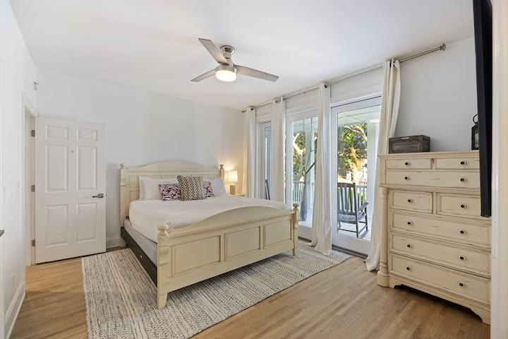 Dhoma e gjumit nr. 1: Krevat dopio "king", televizor, hyrje në verandë, banjë private (dush), kati i parë