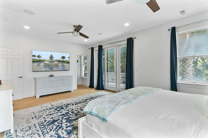 Dhoma e gjumit 4: Suita kryesore, krevati dopio "king", televizori, banja private, hyrja në verandë, kati i dytë