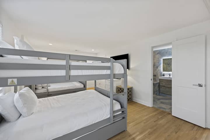 Dhoma e gjumit 6: Dy krevate të plotë me çarçafë (dhoma gjumi 6), televizor, banjë private, kati i tretë