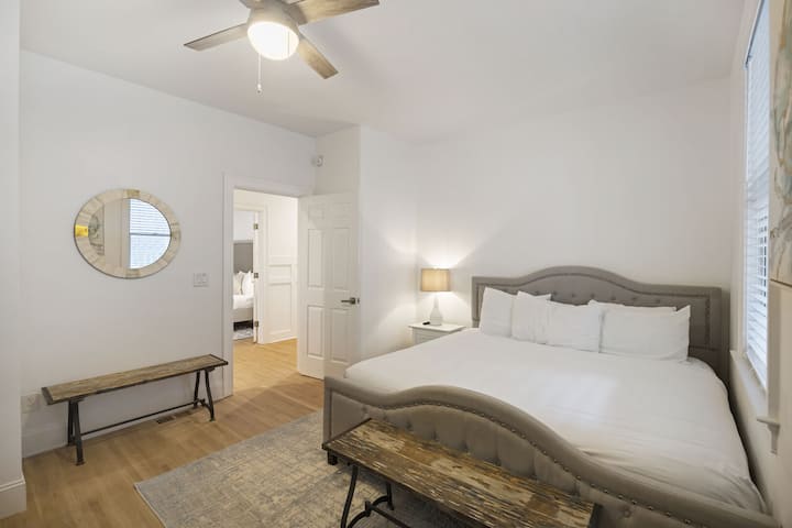 Dhoma e gjumit 3: Krevat dopio "king", televizor, banjë gjysmë private (vaskë/dush i kombinuar), kati i parë