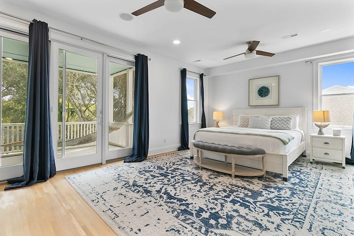 Dhoma e gjumit 4: Suita kryesore, krevati dopio "king", televizori, banja private, hyrja në verandë, kati i dytë