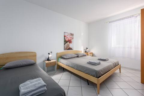 LUCREZIA house with apartments - PIERINA APARTMENT