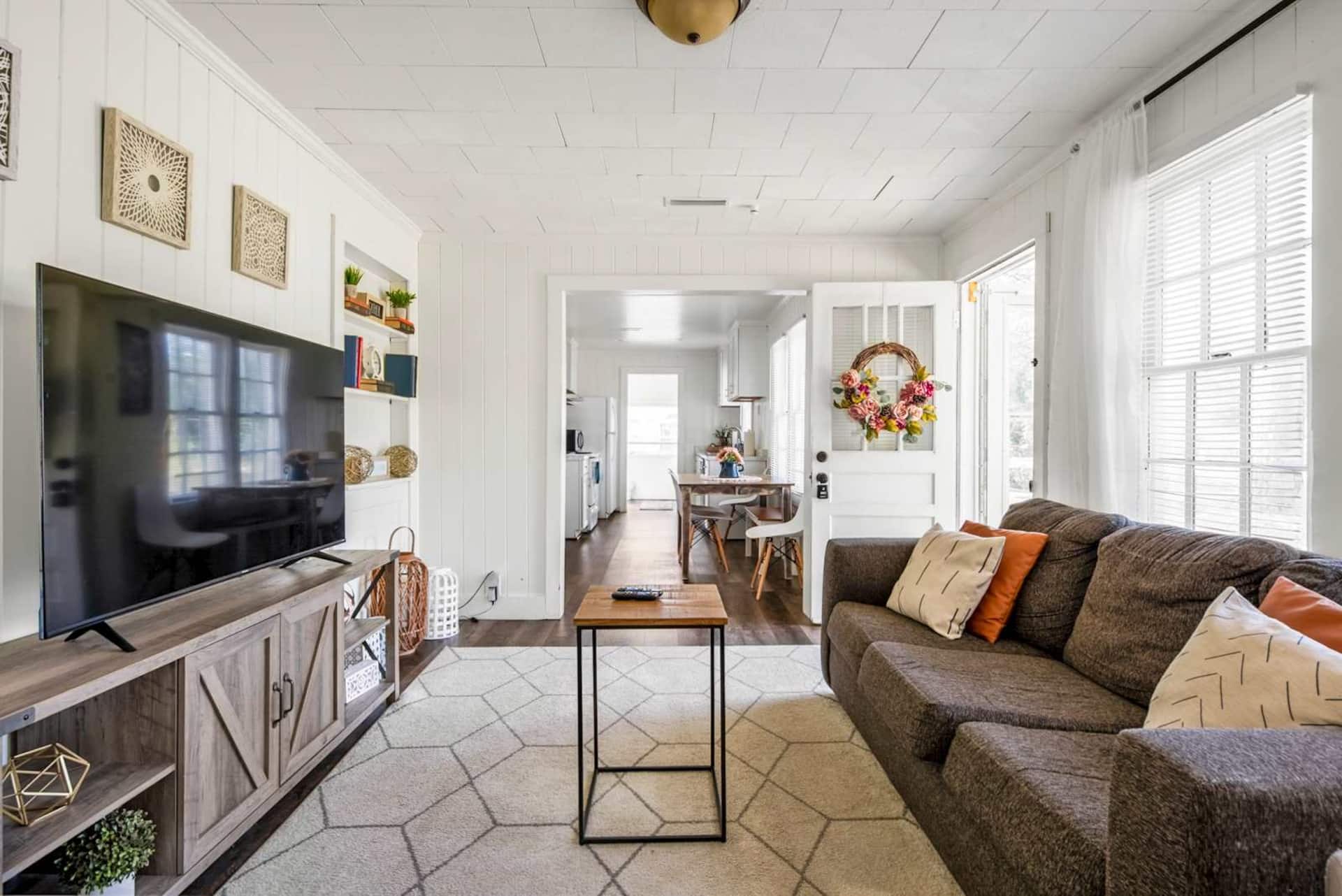 Come Chill at our Cute 2 bedroom Cottage