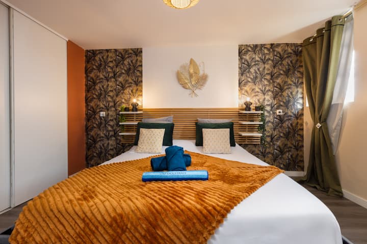 Évadez-vous dans cette chambre double où chaque détail invite à la quiétude. Un cocon élégant pour des nuits douces et reposantes.