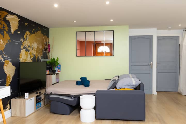 Explorez le monde depuis ce salon confortable, conçu pour la détente et les moments partagés. Votre évasion commence ici, entre confort et évasion.