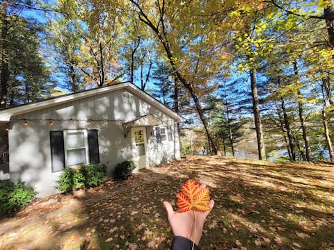Big Rapids Relaxing River View Cottage Hot Tub