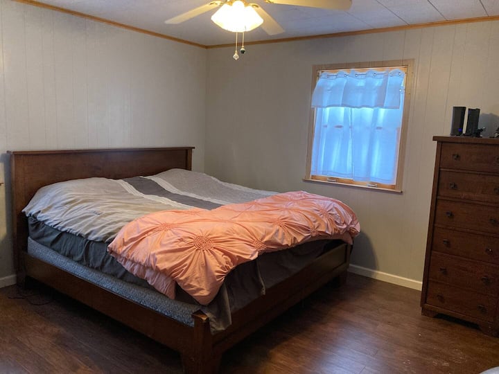 Dhomë gjumi "King" dhe televizor me ekran të madh