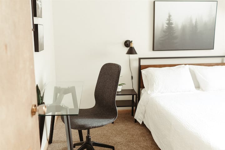 *Newly Remodeled Quaint, Second Floor Flat - Polaris, OH