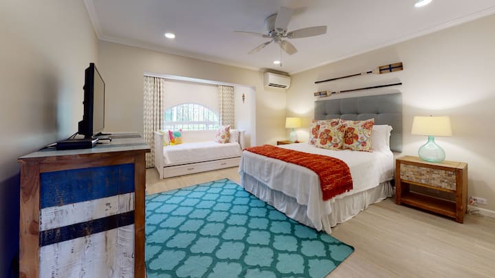 חדר שינה 2 עם מיטת קווין סייז, מיטה נפתחת, חדר רחצה צמוד, מיזוג אוויר קר וטלוויזיה עם מסך שטוח