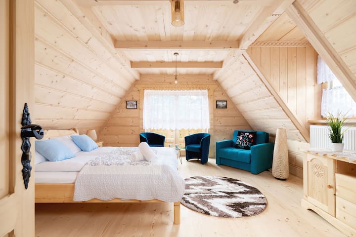 Chumba cha kulala maridadi chenye kitanda kizuri.