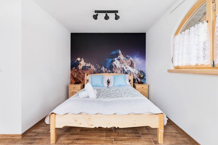 Chumba kizuri cha kulala katika fleti. 