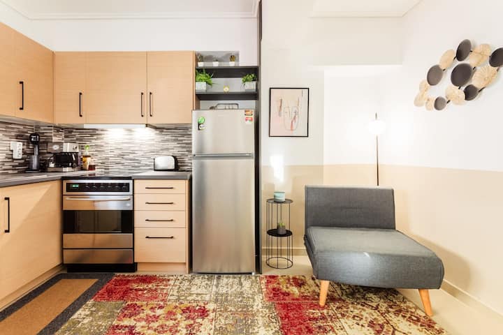 Cucina luminosa con ampio piano di lavoro e armadietti per cucinare e riporre facilmente.