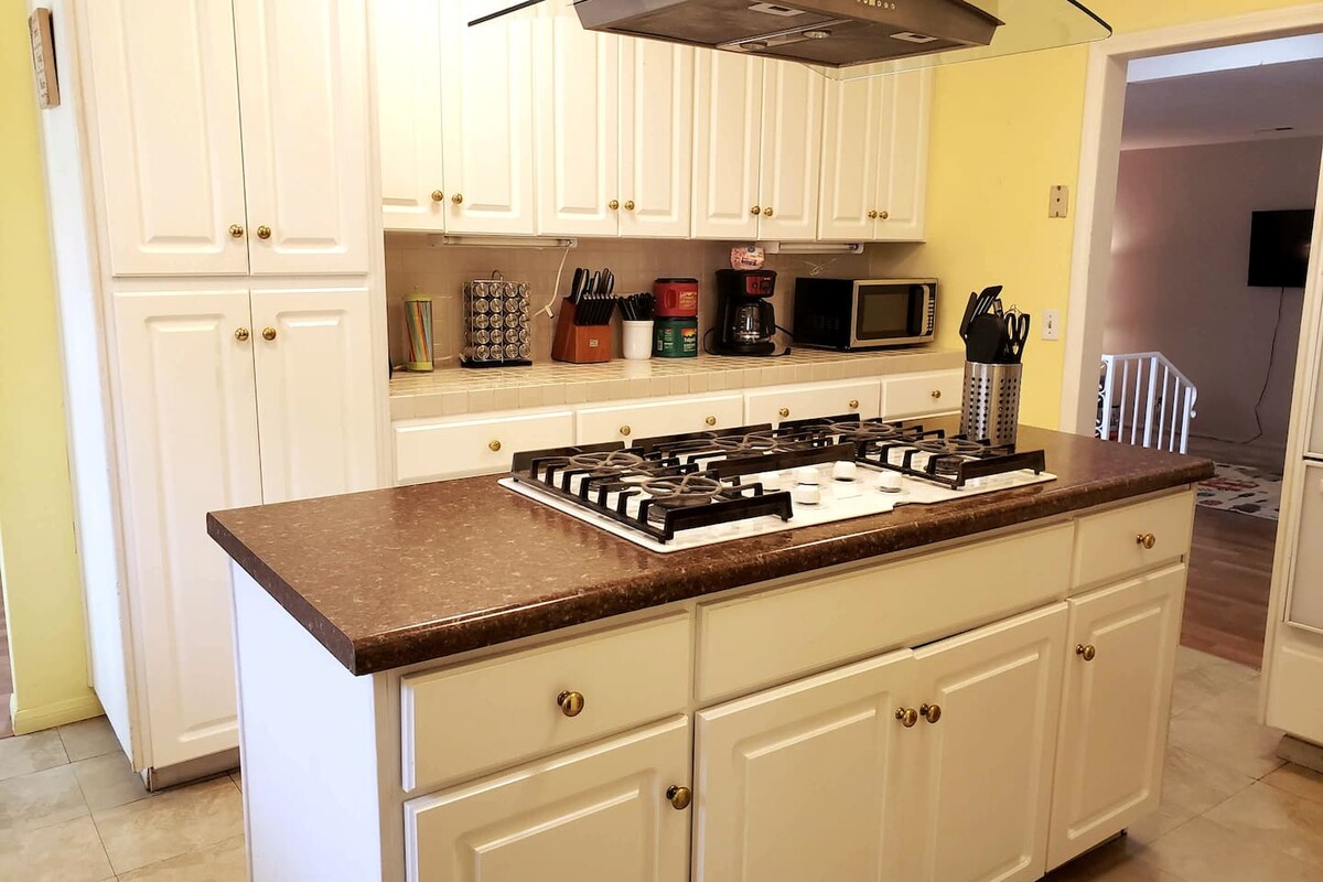 Successful Airbnb property: Big 4 bedroom house, patio, BBQ, plenty of parking in Encanto Neighborhoods