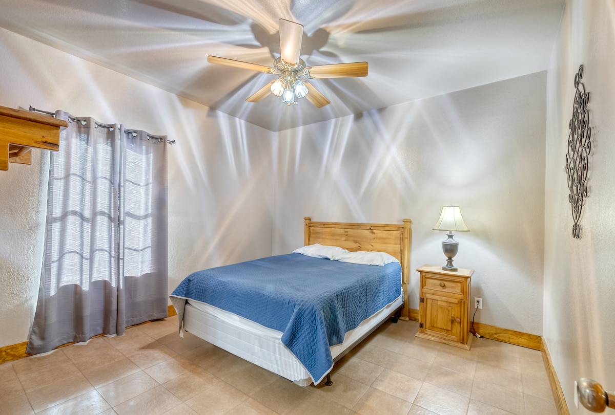 Master bedroom - Queen size bed