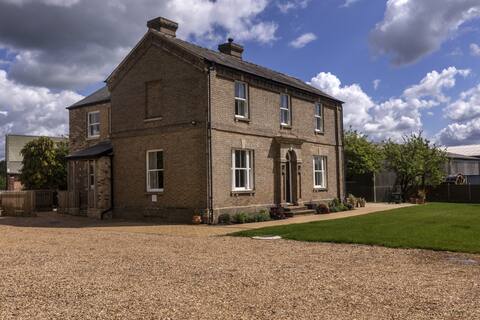 Stunning farmhouse in Cambridgeshire countryside