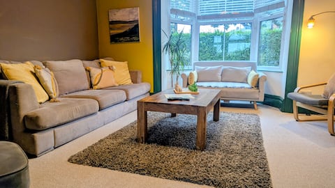 Victorian Town House~Sleeps 12 | Walk to Beach