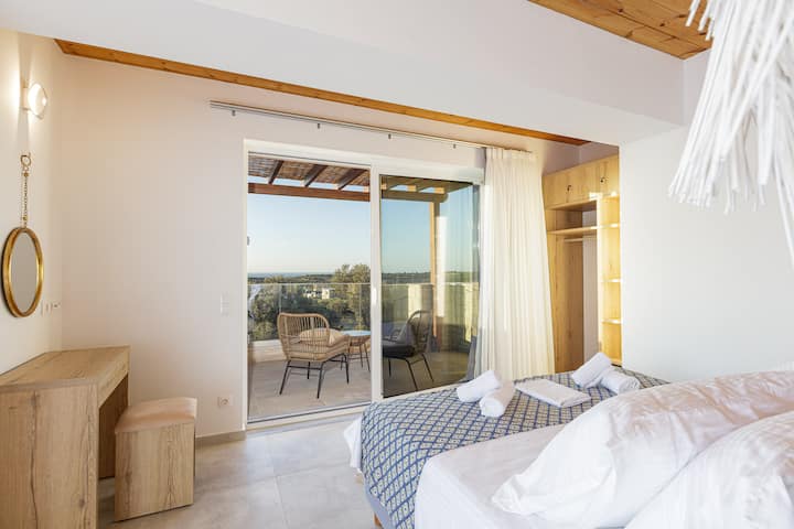 חדר שינה זוגי עם ספה נפתחת נוספת בקומה הראשונה וגישה ישירה למרפסת.