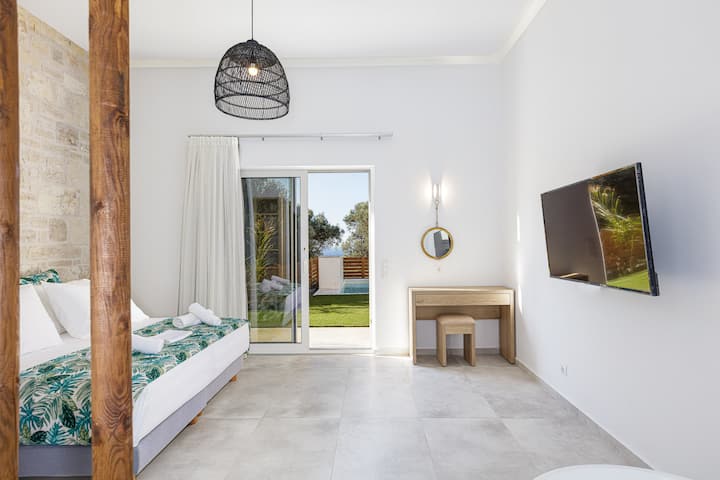 חדר שינה כפול עם מיטת קווין סייז וגישה ישירה לבריכה. חדר רחצה צמוד.