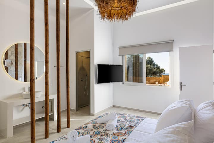 חדר שינה בקומת הקרקע עם חדר רחצה צמוד.