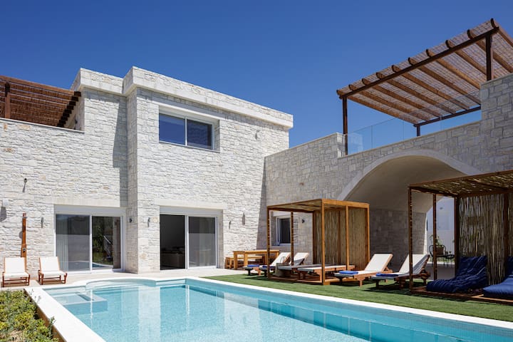 Mandana Villa – With Private Pool & Jacuzzi