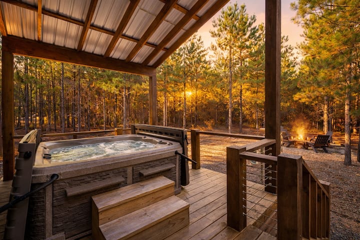Sleek Couples Retreat | Pool Table - Hochatown, OK